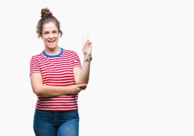 Mutlu yüz zafer işareti yaparken kameraya göz kırpıyor ile gülümseyen izole arka plan üzerinde rahat bakmak giyen güzel esmer kıvırcık saçlı Genç kız. İki numaralı.