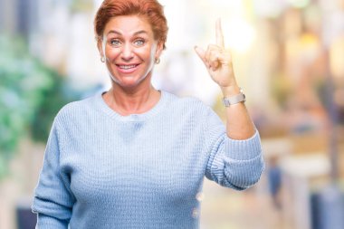 İzole arka plan başarılı fikirle parmak işaret Atrractive üst düzey beyaz Kızıl saçlı kadın. Çıktıktan ve mutlu. Bir numara.