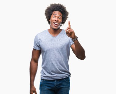 Başarılı fikirle parmağı yukarıyı izole arka plan üzerinde Afro Amerikalı adam. Çıktıktan ve mutlu. Bir numara.