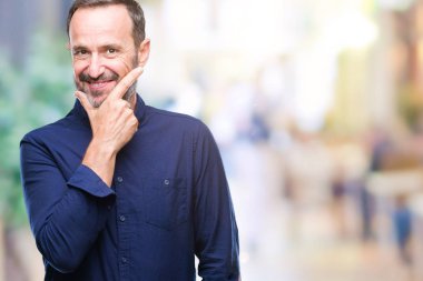 Orta yaş emin çapraz kollar ve çeneme kaldırdı el ile gülümseme ile kameraya bakarak izole arka plan üzerinde ağarmış komuta sizde. Pozitif düşünce.