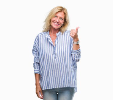 Orta yaş sarışın iş kadın hareketi el ile mutlu yaşasın yapıyor izole arka plan yüzünden. Kameraya bakarak başarı gösteren ile ifade onaylama.