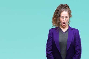 Okul üniforması giyen genç esmer öğrenci kız ve gözlük korkuyor ve şok sürpriz ifade ile izole arka plan üzerinde korku ve yüz heyecanlı.