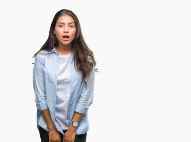 Genç güzel Arap kadın izole arka plan korkuyor ve sürpriz ifade ile şok yüzünden korku ve yüz heyecanlı.