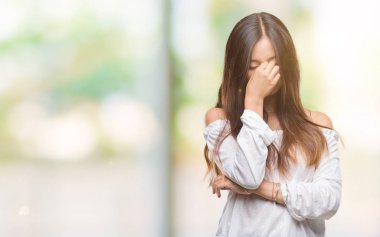 Genç Asyalı kadın izole arka burun ve göz yorgunluğu ve baş ağrısı duygu sürtünme yorgun yüzünden. Stres ve hayal kırıklığı kavramı.