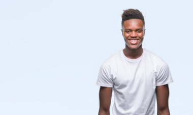 İzole arka plan ile bir mutlu ve güzel genç Afro-Amerikan adam yüzünde gülümseme. Şanslı kişi.