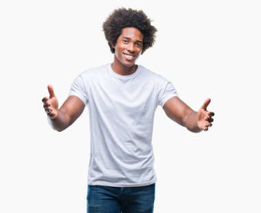 Sarılmak için kollarını açarak gülümseyerek kameraya bakarak izole arka plan üzerinde Afro Amerikalı adam. Neşeli ifade kucaklayan mutluluk.