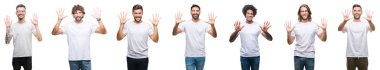Kolaj gösterilen ve parmakları ile işaret beyaz izole arka plan üzerinde beyaz t-shirt giyen genç beyaz, İspanyol, afro erkeklerin kendinden emin ve mutlu gülümseyerek süre on numara.