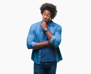 İzole arka plan düşünme seyir üzerinde Afro Amerikalı adam yorgun ve sıkılmış çapraz silah depresyon sorunları ile.