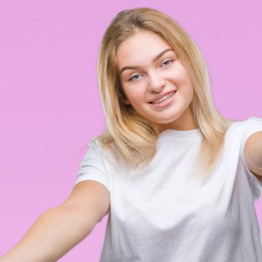 Sarılmak için kollarını açarak gülümseyerek kameraya bakarak izole arka plan üzerinde beyaz kadın. Neşeli ifade kucaklayan mutluluk.