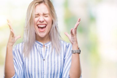 Sarışın genç kadın deli ve silah ile başarı için deli kutluyor izole arka plan üzerinde kaldırdı ve heyecanlı çığlık gözler kapalı. Kazanan kavramı