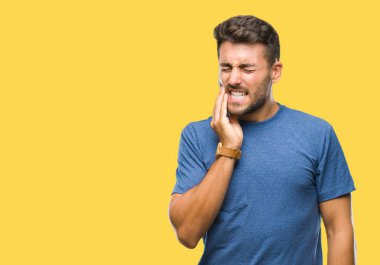 Yakışıklı delikanlı diş ağrısı veya dişlerde dişlerle ilgili hastalık nedeniyle ağız acı ifadesi ile el ile dokunmak izole arka plan üzerinde. Diş hekimi kavramı.