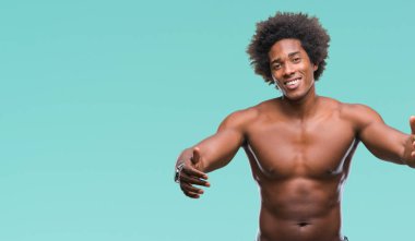 Çıplak vücut sarılmak için kollarını açarak gülümseyerek kameraya bakarak izole arka plan üzerinde gösterilen Afro Amerikalı gömleksiz adam. Neşeli ifade kucaklayan mutluluk.