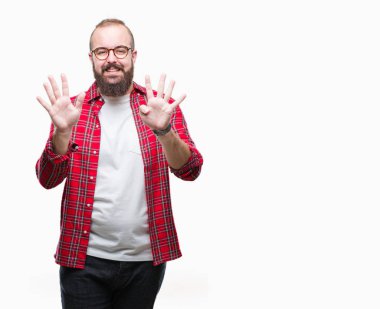 Gösterilen arka plan üzerinde gözlük takan Genç beyaz hipster adam izole ve parmakları ile işaret numara 9 kendinden emin ve mutlu gülümseyerek süre.