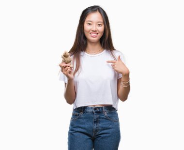 Taze organik üzerinde tutan Genç Asyalı kadın arka plan sürpriz yüz işaret parmağı kendini izole