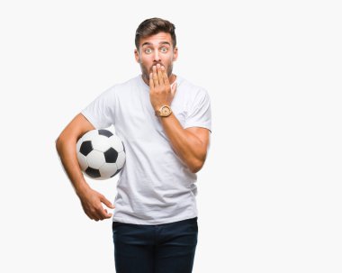 Hata, korku, sessizlik içinde gizli kavramı korkmuş ifade için utanç ile izole arka kapak ağız el ile üzerinden futbol futbol topu tutan genç yakışıklı adam şok