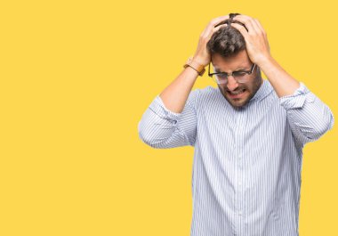 Yakışıklı delikanlı çünkü umutsuz ve stresli baş ağrısı acı izole arka plan üzerinde ağrı ve migren. Ellerini kafasına.