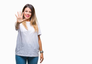 Genç güzel kadın rahat beyaz t-shirt gösterilen ve parmakları ile işaret izole arka plan üzerine gülümseyen ise kendinden emin ve mutlu beş numara.