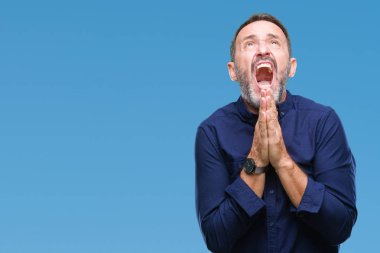 Orta yaş yalvarıyor ve umut ifade yüzünde çok duygusal ve endişe ile birlikte elleriyle dua izole arka plan üzerinde ağarmış komuta sizde. Bağışlanmak. Din kavramı.