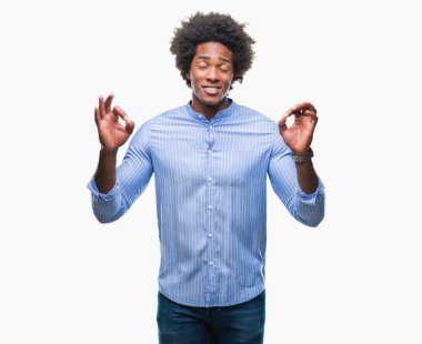 İzole arka plan üzerinde Afro Amerikalı adam rahatla ve gülümseyen gözlerle kapalı parmak jestle meditasyon yapıyor. Yoga kavramı.