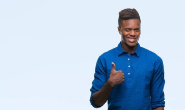 Afrikalı-Amerikalı genç hareketi el ile mutlu yaşasın yapıyor izole arka plan üzerinde. Kameraya bakarak başarı gösteren ile ifade onaylama.