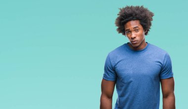 Çatık Afro Amerikalı adam izole arka plan şüpheci ve gergin, sorunu nedeniyle üzgün. Negatif kişi.