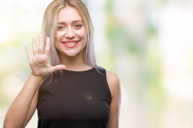 Genç Sarışın kadın gösterilen ve parmakları ile işaret izole arka plan yüzünden kendinden emin ve mutlu gülümseyerek süre beş numara.