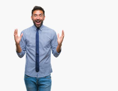 Yetişkin İspanyol iş adam deli kutluyor arka plan izole ve başarı için kaldırdı kollarını açarak hayrete ve heyecanlı çığlık gözleri açık. Kazanan kavramı