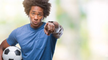 Futbol topu tutan Afro Amerikalı adam arka plan kamera ve size parmak ile işaret izole, el işareti, pozitif ve kendinden emin bir jest ön