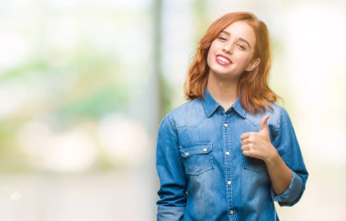 Genç güzel kadın hareketi el ile mutlu yaşasın yapıyor izole arka plan yüzünden. Kameraya bakarak başarı gösteren ile ifade onaylama.