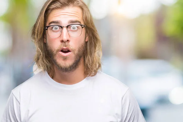 Mladý Pohledný Muž Dlouhými Vlasy Nosíš Brýle Izolované Pozadí Strach — Stock fotografie