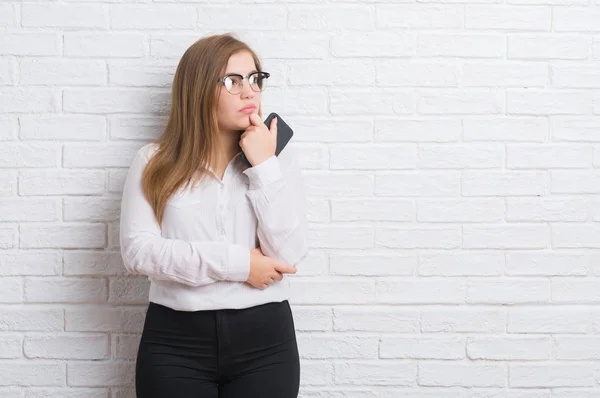 Junge Erwachsene Geschäftsfrau Über Weiße Backsteinmauer Senden Nachricht Mit Smartphone — Stockfoto