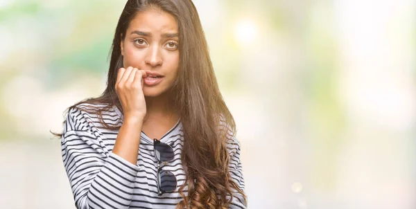 Jonge Mooie Arabische Vrouw Dragen Van Een Zonnebril Geïsoleerde Achtergrond — Stockfoto