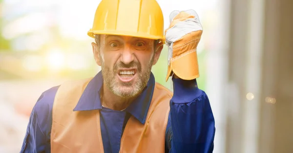 Senior Ingenieur Man Bouwvakker Geïrriteerd Boos Uiten Van Negatieve Emotie — Stockfoto