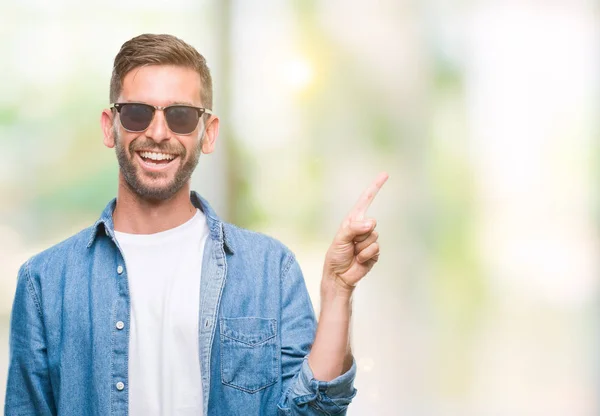 Homem Bonito Jovem Usando Óculos Sol Sobre Fundo Isolado Com — Fotografia de Stock