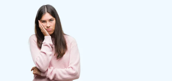 セーター思考を身に着けている若い美しいヒスパニック系女性の疲れや交差腕を持つうつ病問題と退屈 — ストック写真