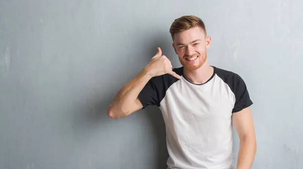 Homem Ruivo Jovem Sobre Parede Grunge Cinza Sorrindo Fazendo Gesto — Fotografia de Stock