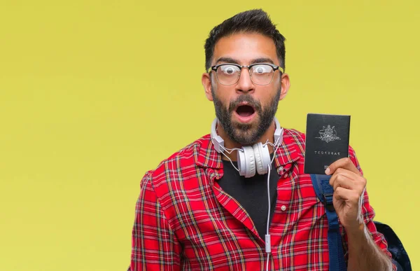 Дорослий Латиноамериканського Студент Людина Холдингу Паспорт Громадянина Австралії Над Ізольованих — стокове фото