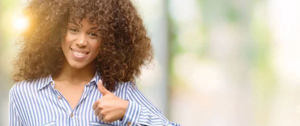 Afrikanisch Amerikanische Frau Trägt Ein Gestreiftes Hemd Glücklich Mit Breitem — Stockfoto