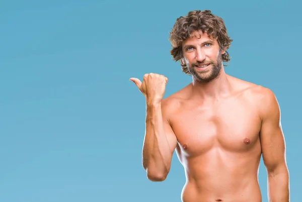 Knappe Spaanse Model Man Sexy Shirtless Geïsoleerde Achtergrond Glimlachend Met — Stockfoto