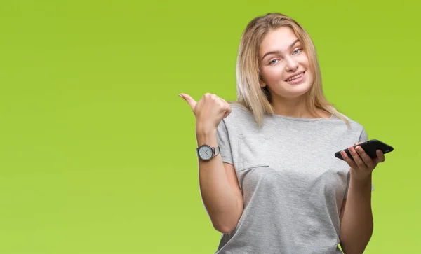 Молодая Белая Женщина Отправляет Сообщение Используя Смартфон Изолированном Фоне Указывая — стоковое фото