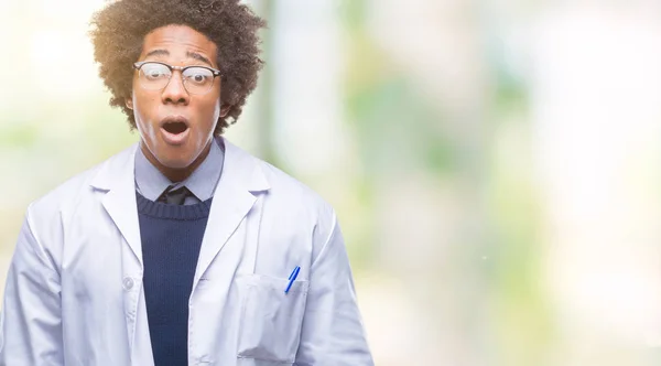 Afro Amerikaanse Dokter Wetenschapper Man Geïsoleerde Achtergrond Bang Geschokt Met — Stockfoto