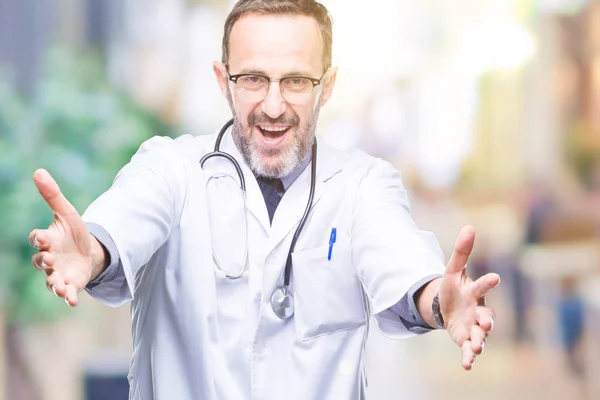 Uomo Anziano Medico Hoary Mezza Età Indossa Uniforme Medica Sfondo — Foto Stock