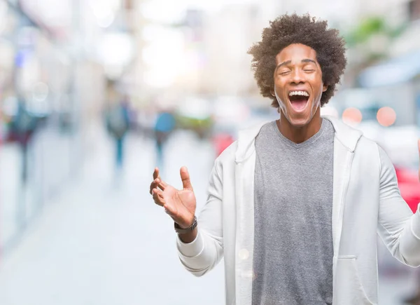 Hombre Afroamericano Vistiendo Sudadera Sobre Fondo Aislado Celebrando Loco Loco —  Fotos de Stock