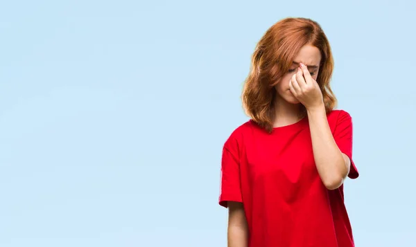 Joven Hermosa Mujer Sobre Fondo Aislado Cansado Frotando Nariz Los —  Fotos de Stock