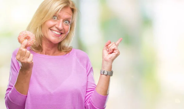 Blonde Vrouw Van Middelbare Leeftijd Roze Donut Eten Geïsoleerde Achtergrond — Stockfoto