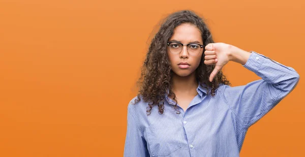 Belle Jeune Femme Hispanique Portant Des Lunettes Avec Visage Colère — Photo