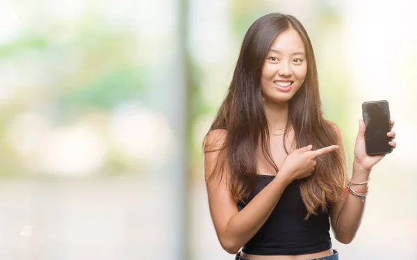 Jovem Mulher Asiática Falando Telefone Sobre Fundo Isolado Muito Feliz — Fotografia de Stock