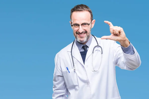 Hombre Médico Edad Madura Con Uniforme Médico Aislado Fondo Sonriente — Foto de Stock