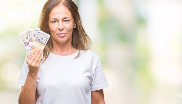 Mujer Hispana Mediana Edad Sosteniendo Montón Dólares Sobre Fondo Aislado — Foto de Stock