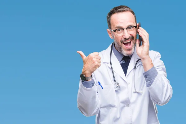 Hombre Médico Mediana Edad Hoary Senior Hablando Teléfono Inteligente Sobre — Foto de Stock